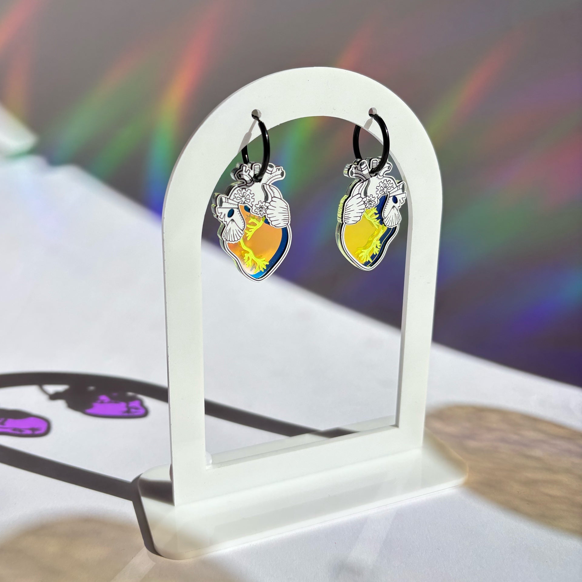 Corazones iridiscentes con amarillo