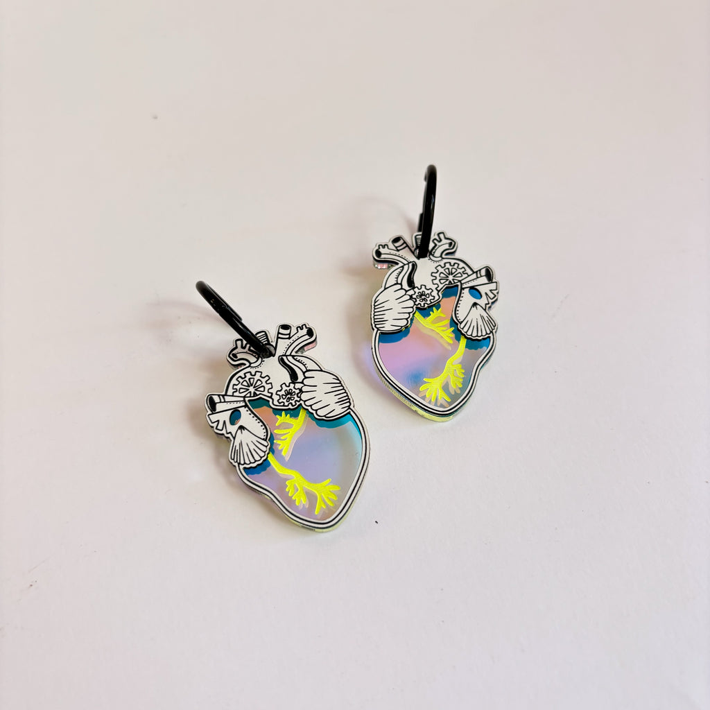 Corazones iridiscentes con amarillo